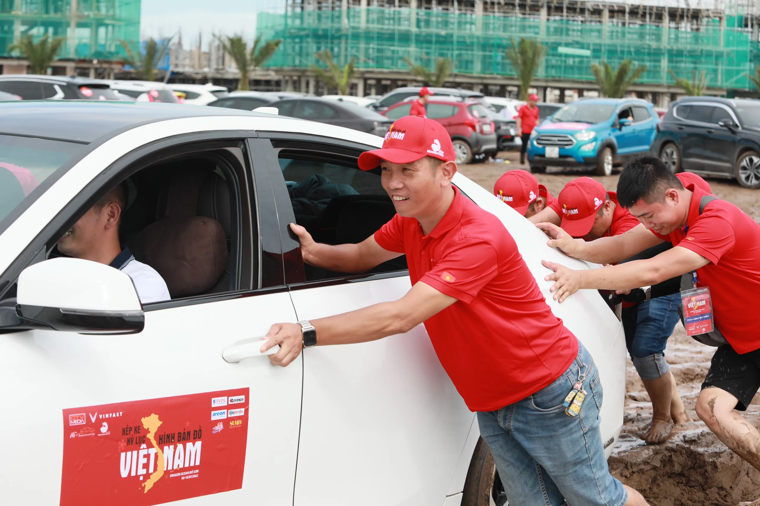 Dù dưới chân là bùn lấy cũng không hãm được tinh thần phấn chấn, không hề mệt mỏi của người tham gia và đội cứu hộ

Không phân biệt giới tính, độ tuổi, chỉ cần là người yêu xe và yêu đất nước Việt Nam đều gắn kết lại ở nơi đây

 