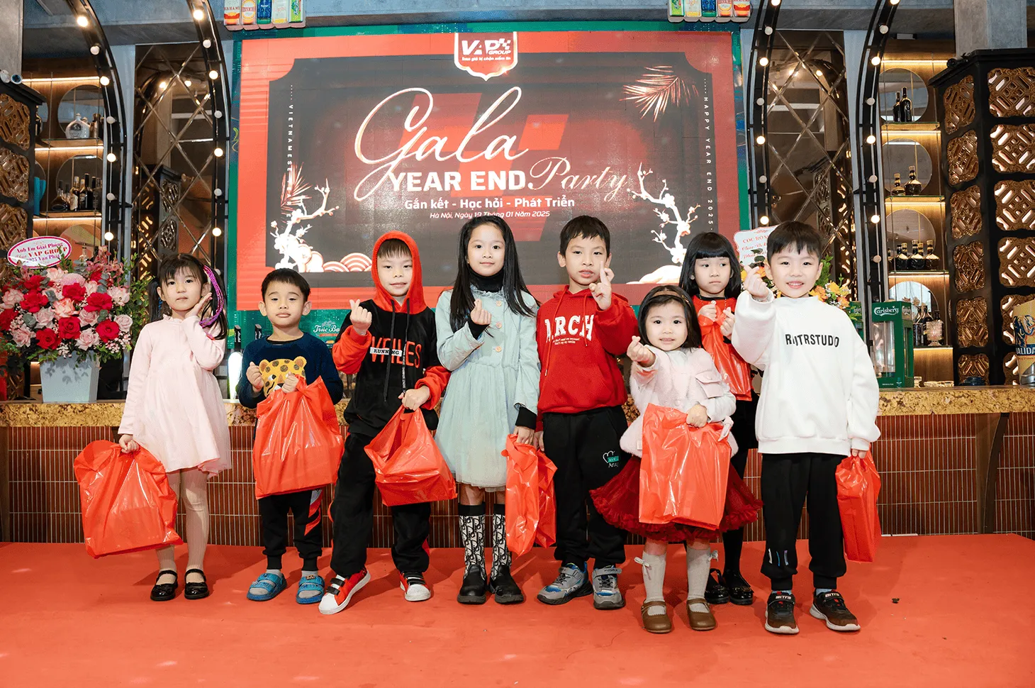 Tiệc Tất Niên không thể thiếu gameshow cho các bé và những phần quà giá trị cao 

Chương trình nóng nhất buổi tiệc là quay số với tổng giải thưởng 30 triệu đồng
