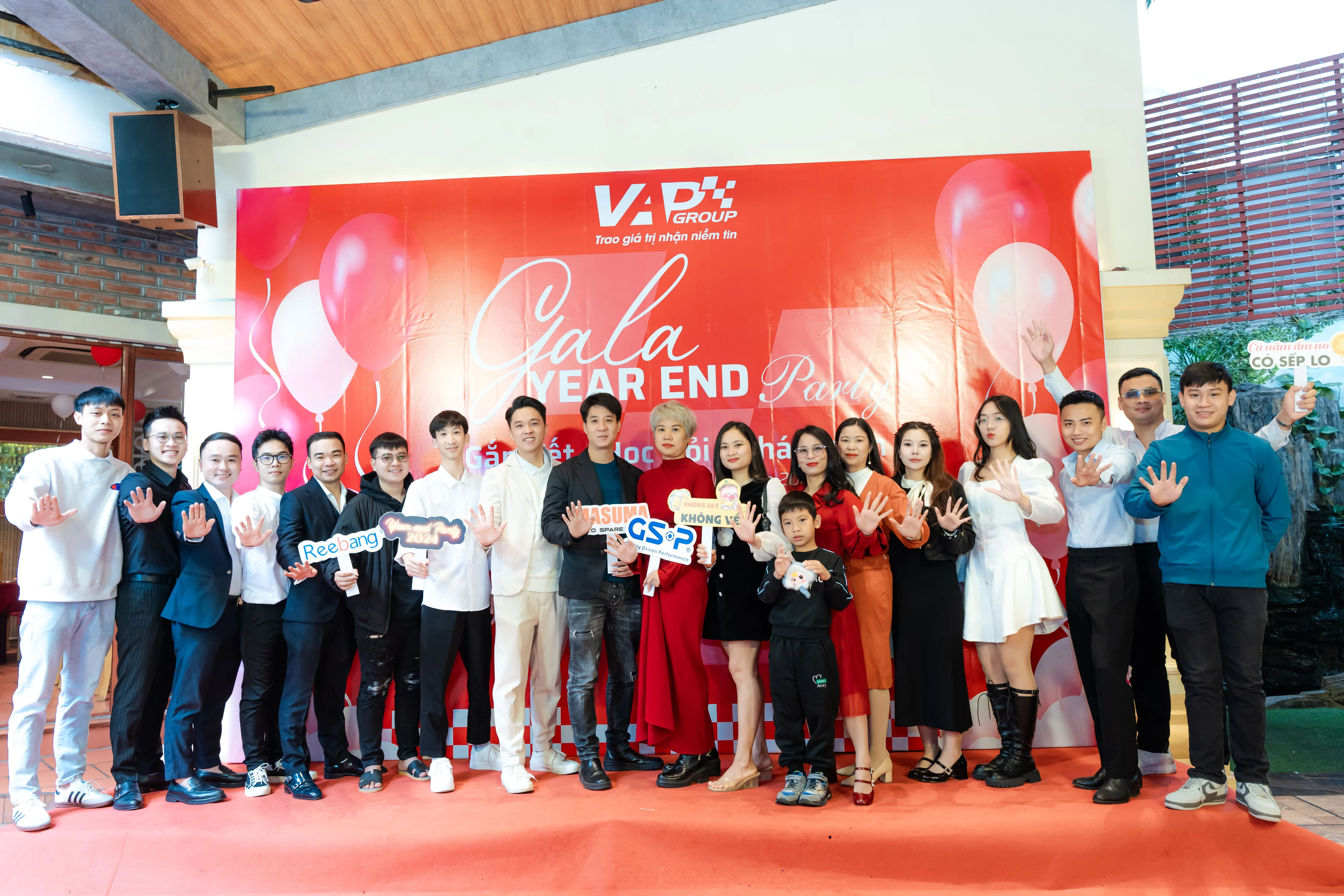 Đại gia đình VAP GROUP chụp ảnh, check-in cùng nhau
