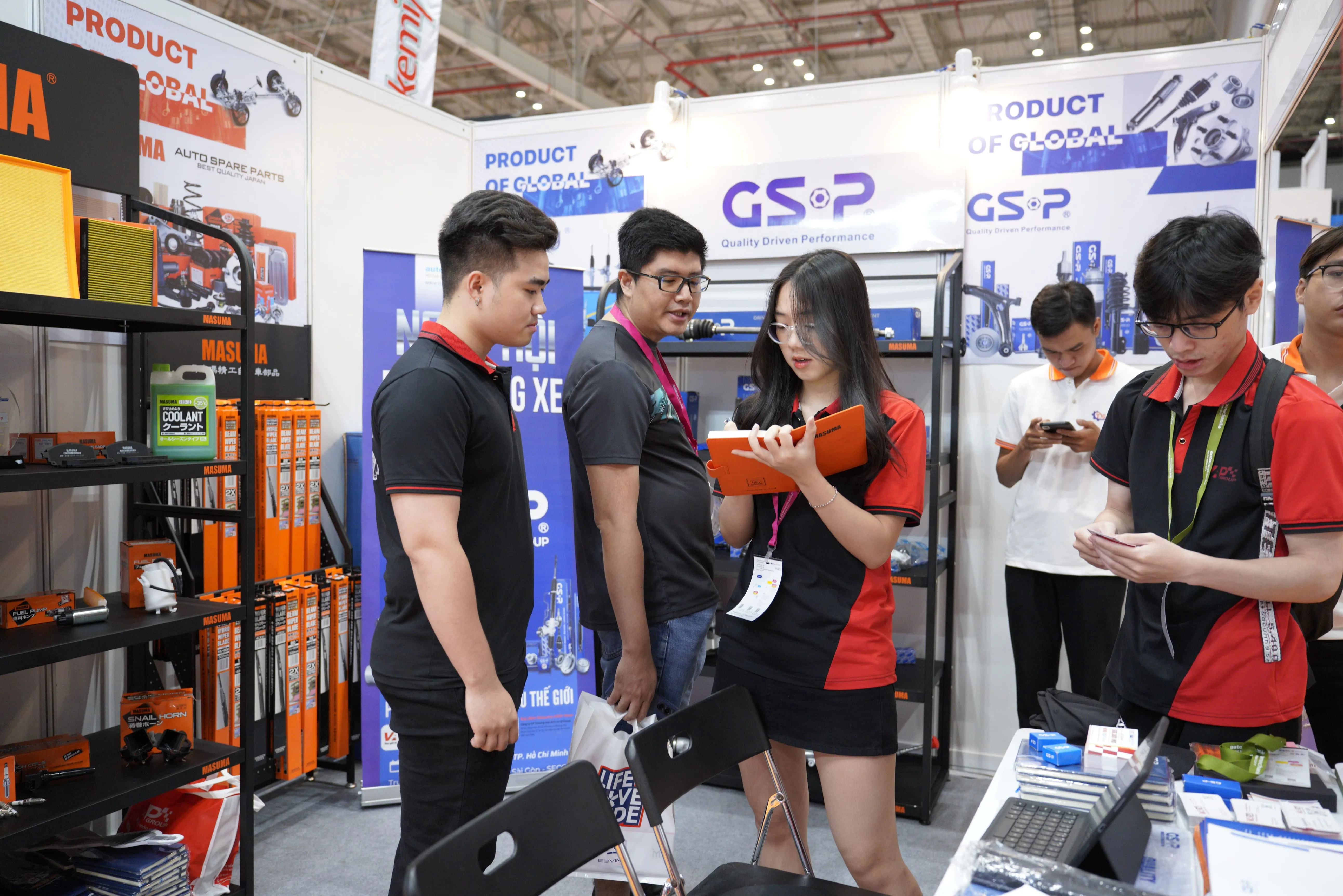 Nhân viên VAPGroup tư vấn sản phẩm Masuma, GSP cho khách đến tham quan gian hàng