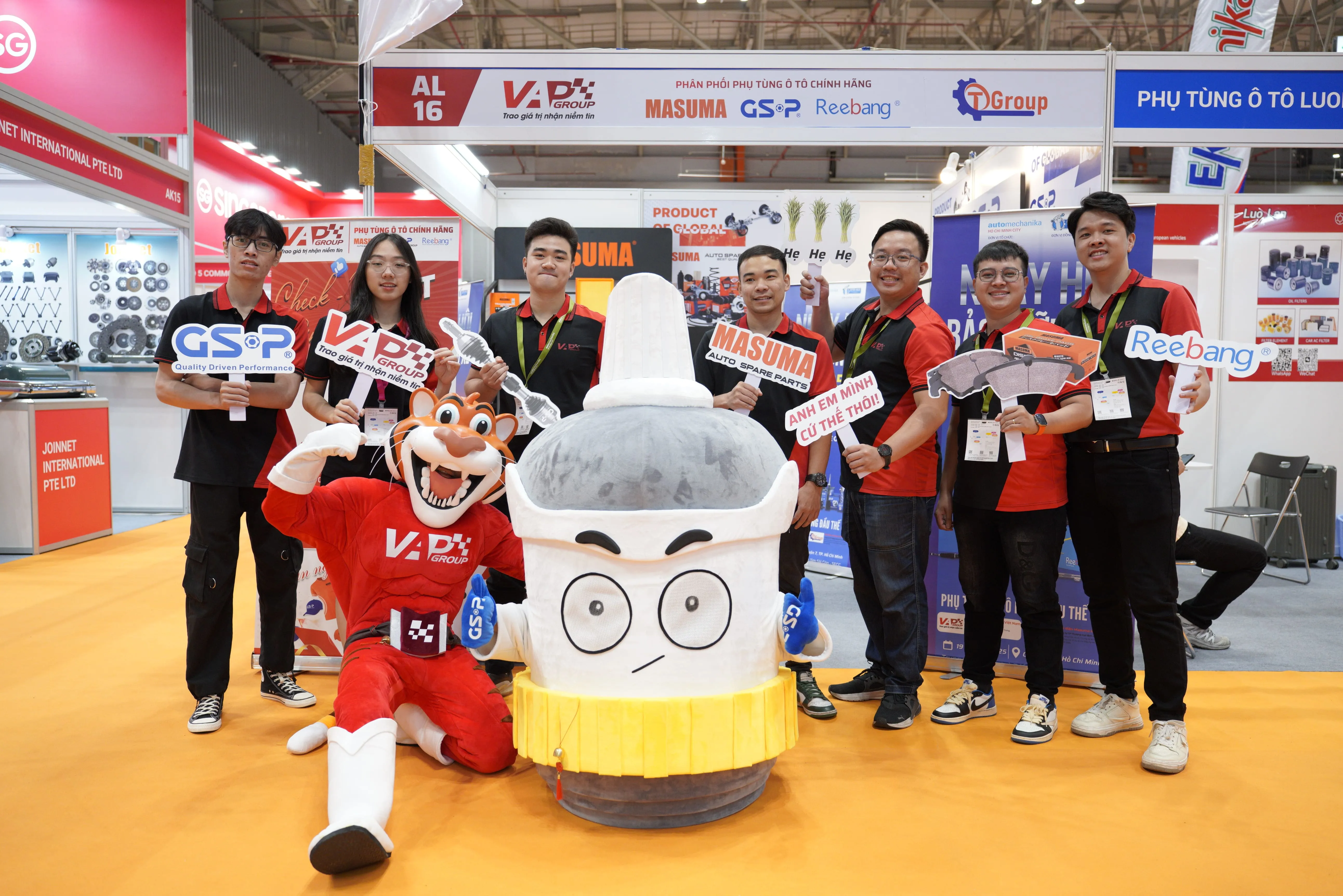 Đội ngũ nhân viên VAP GROUP và mascot tại gian hàng Al16 của triển lãm Automechanika