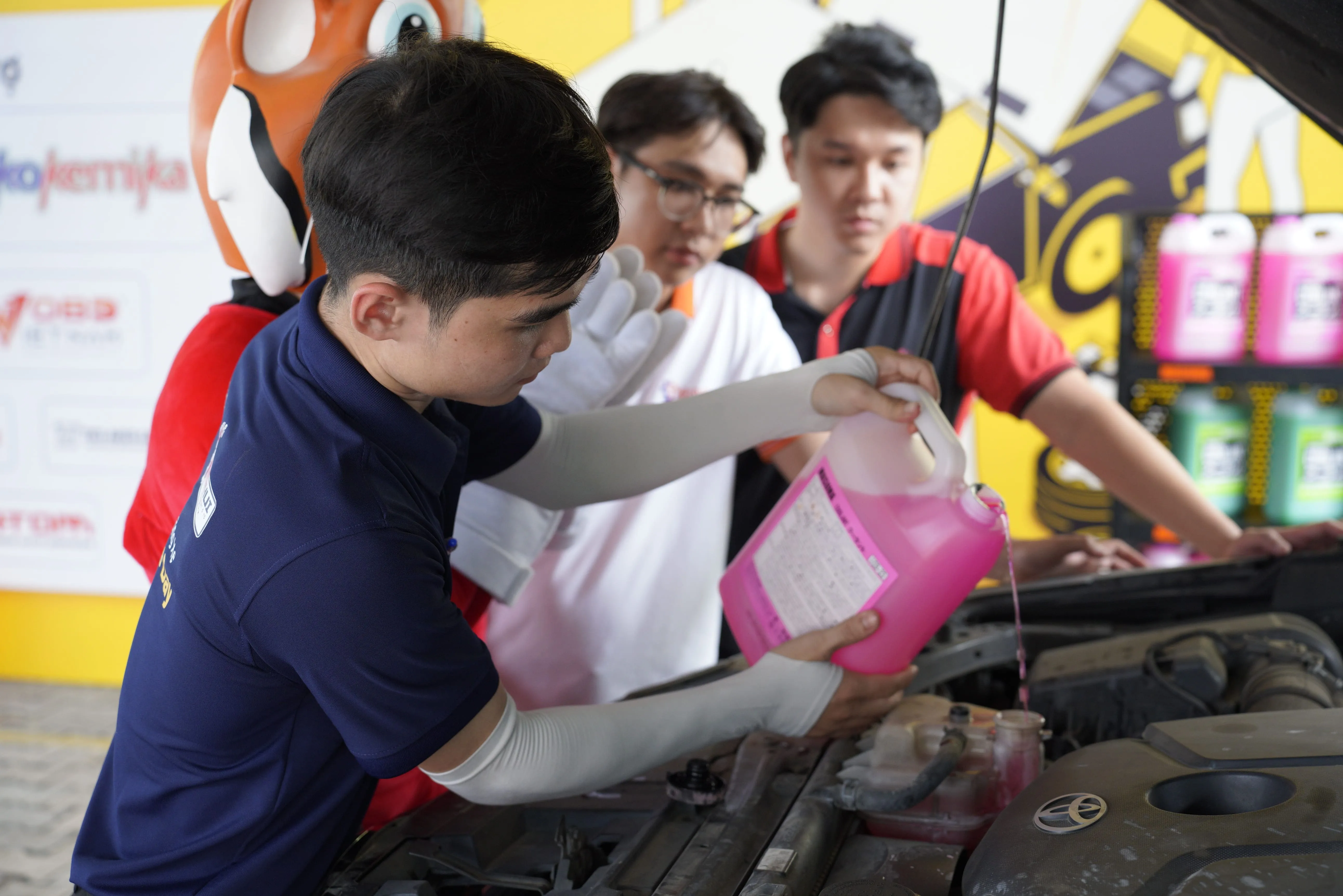 Thợ kỹ thuật OTOHUI thay nước làm mát Masuma cho các xe đăng ký tham gia