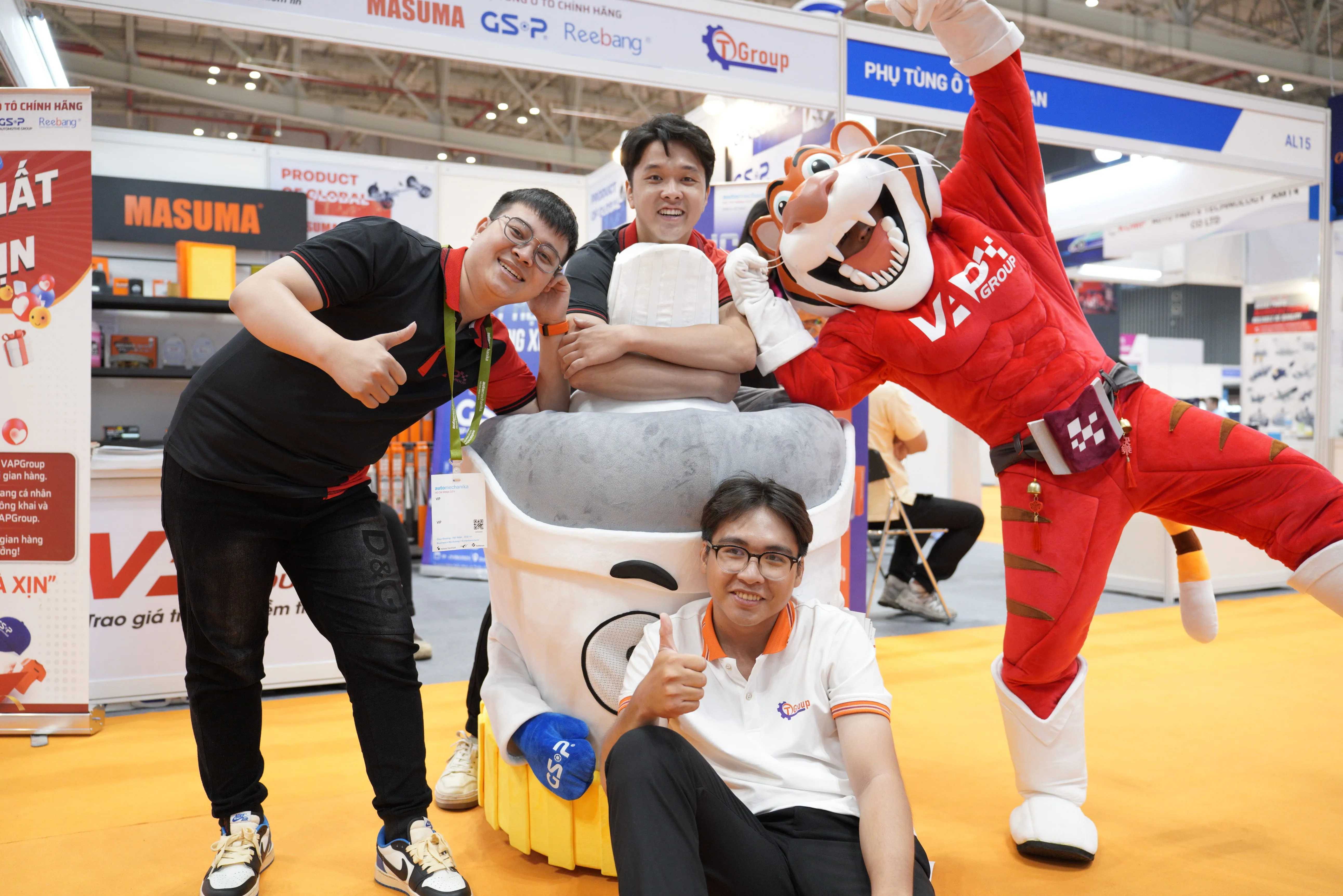 Anh em QTGroup và VAPGroup check in sự kiện
