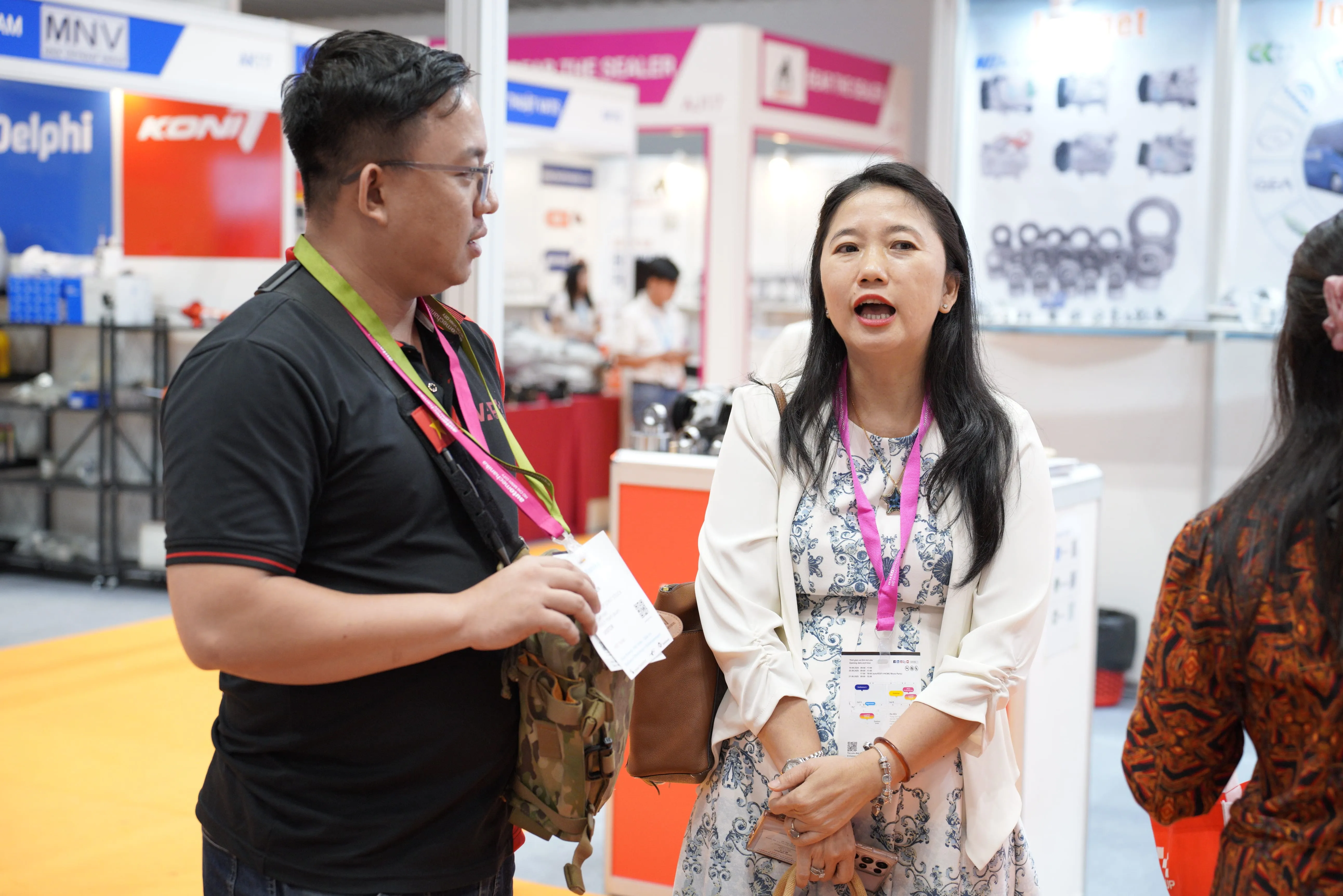 Nhân viên VAPGroup trò chuyện với khách tham quan nước ngoài