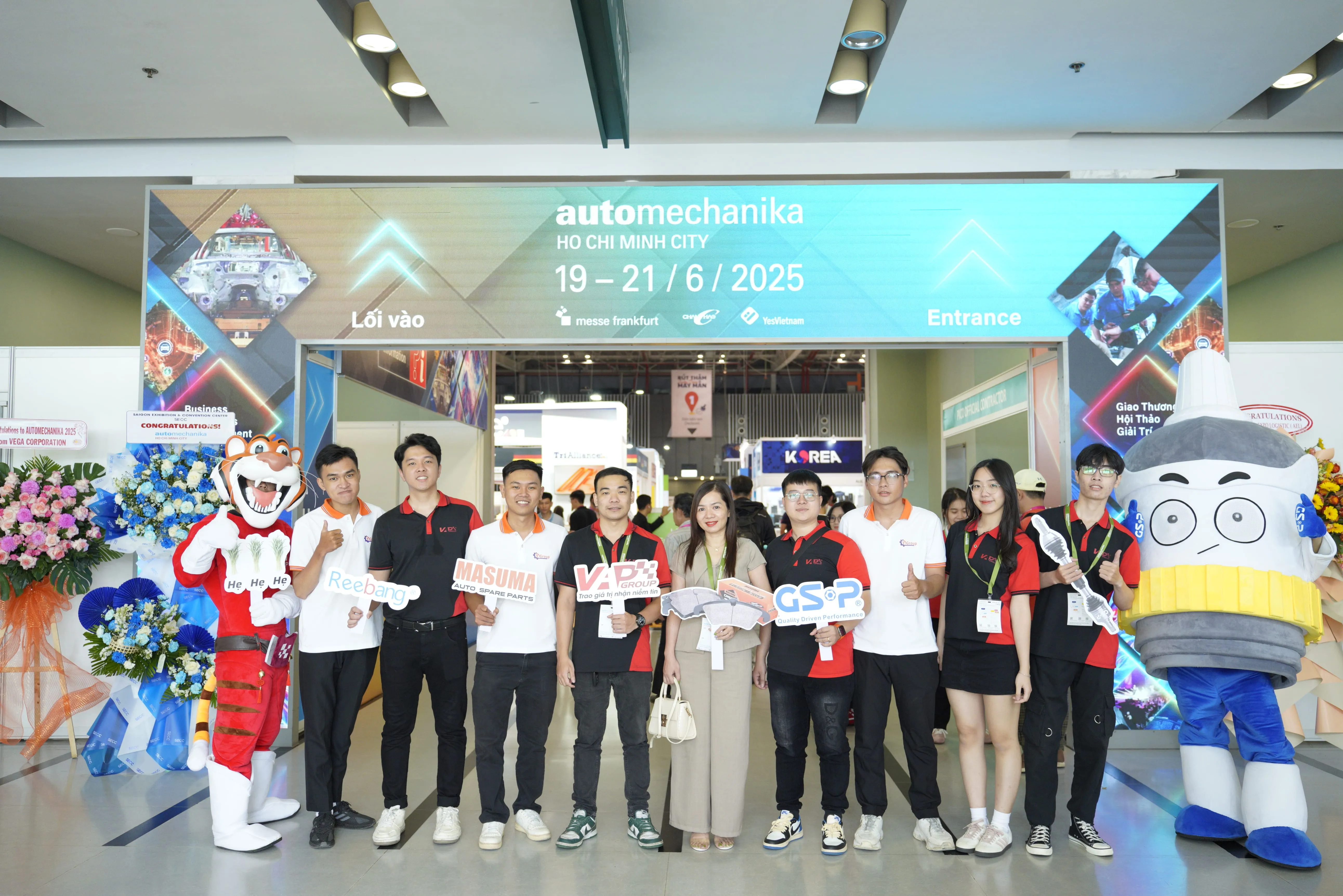 VAPGroup và QTGroup check in tại cổng triển lãm Automechanika 2025